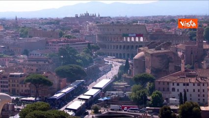 2 Giugno, i Vigili del fuoco srotolano gigantesca bandiera tricolore sul Colosseo