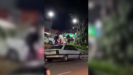 Vídeo mostra briga que terminou com mãe e filho atropelados