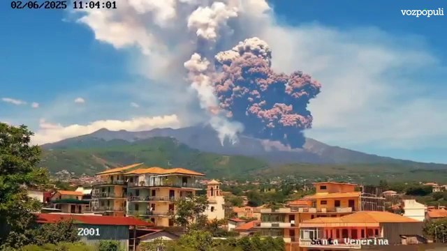 El Etna entre en erupción