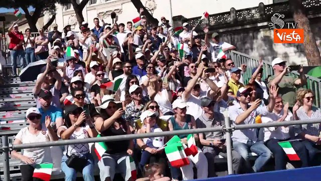 Ciao Ignazio , la folla applaude La Russa all'arrivo ai Fori Imperiali, lui fa gesto della vittoria
