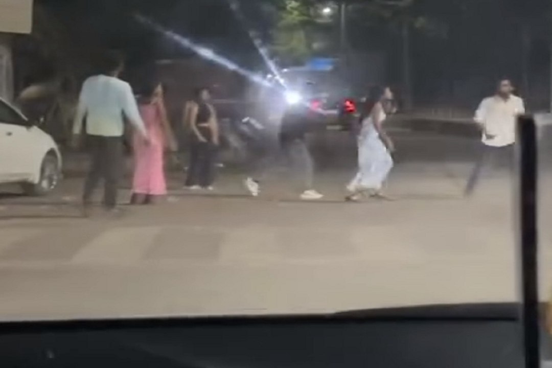 नशे में युवक-युवतियों का हाई वोल्टेज ड्रामा