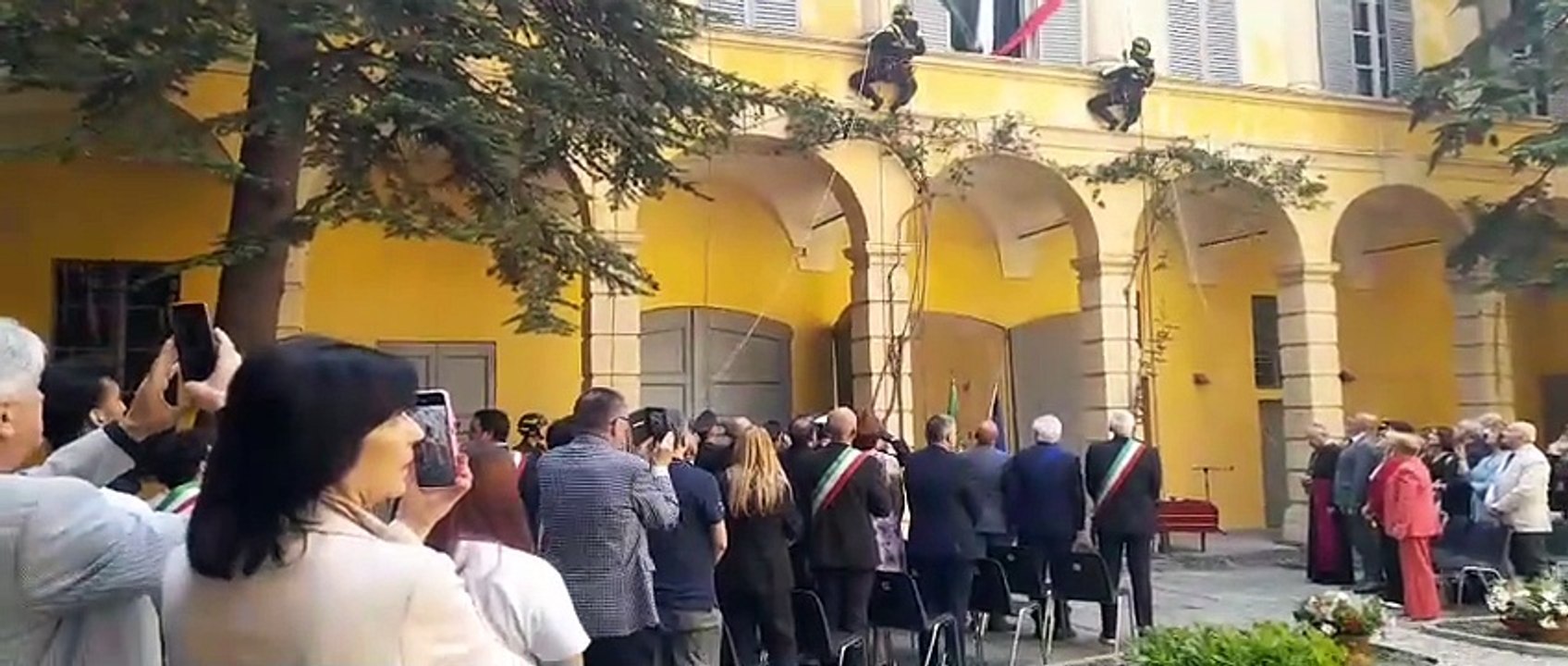Festa della Repubblica: i vigili del fuoco issano il tricolore nel cortile della prefettura