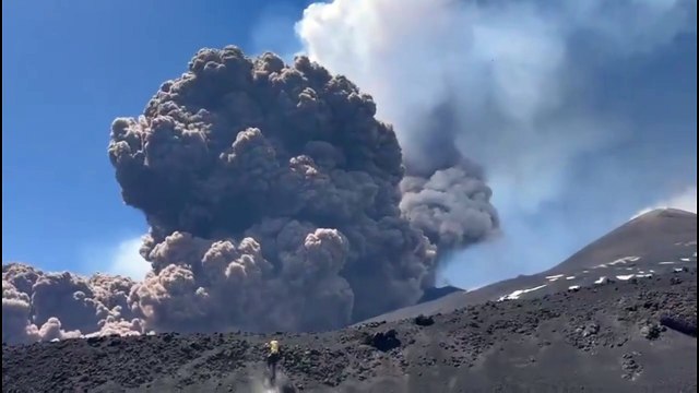 Etna, l'attimo dell'eruzione e i turisti in fuga a pochi passi dal cratere