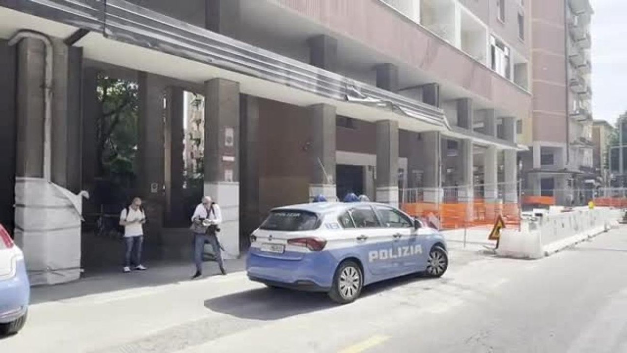 Due morti in casa a Bologna, il video: «Un duplice omicidio», le indagini della polizia