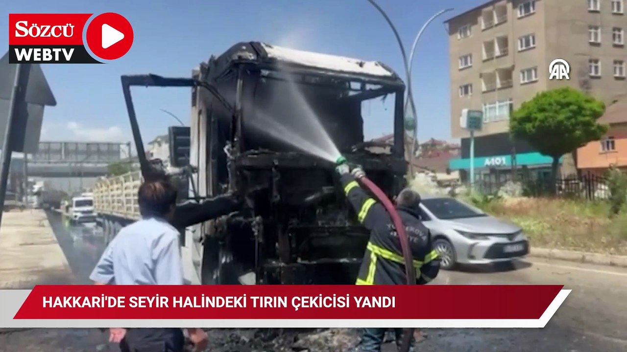 Hakkari'de seyir halindeki tırın çekicisi yandı