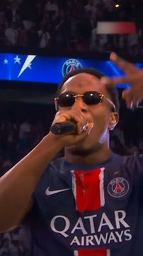 Juste après la victoire du PSG, @djsnake annonce un nouveau son avec @niska_officiel. Le morceau est repris au Parc des Princes lors d’un show exceptionnel.