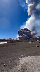 Crolla una parte del cratere dell'Etna, nube eruttiva alta chilometri visibile anche dalla Calabria. Turisti in fuga
