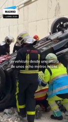 Una mujer sobrevive a una caída de 8 metros con su coche