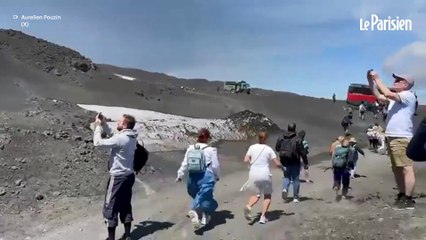 Le volcan Etna entre en éruption, des touristes fuient les fumées ardentes
