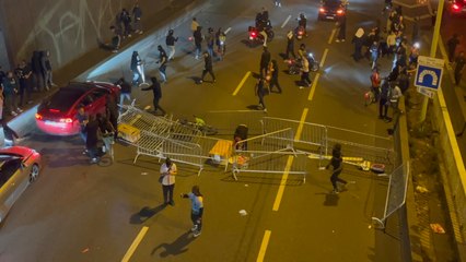Des casseurs jettent des barrières sur le périph