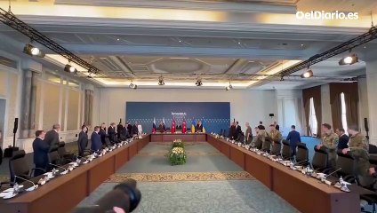 Las delegaciones rusa y ucraniana toman asiento para su segunda reunión en Estambul