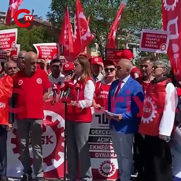 Emekliler, 4 bin liralık bayram ikramiyesine karşı DİSK öncülüğünde Şişli’deki Cevahir AVM önünde buluştu.