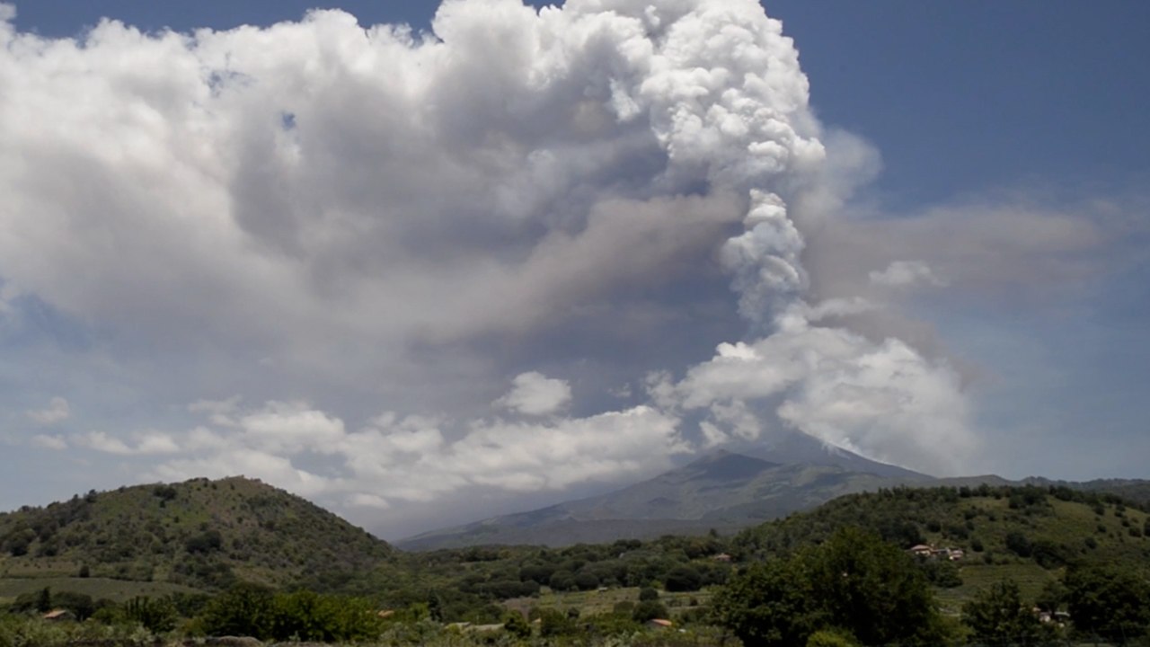 İtalya’da Etna Yanardağı güçlü şekilde kül ve lav püskürttü