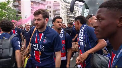 باريس سان جيرمان يرفع كأس دوري الأبطال في حديقة الأمراء