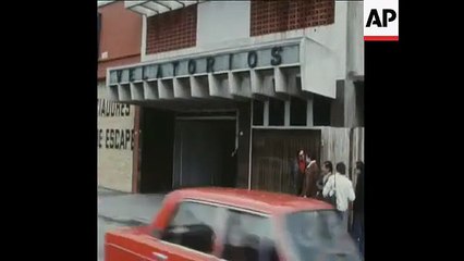 HIJOS DEL PRESIDENTE BOLIVIANO ASESINADO LLEGAN A FUNERARIA EN BUENOS AIRES