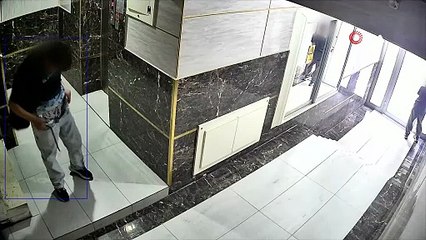 Ekrem para bavulunu gizlemek için kameraları bantlamıştı, bu da abdest bozmak için.. Biri kamera ile oynadı diğeri tuvaletini yaptı