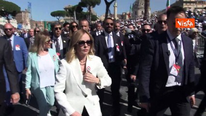 Festa 2 giugno, Meloni scherza con cronisti: "Camminate facendo il moonwalk come Michael Jackson"
