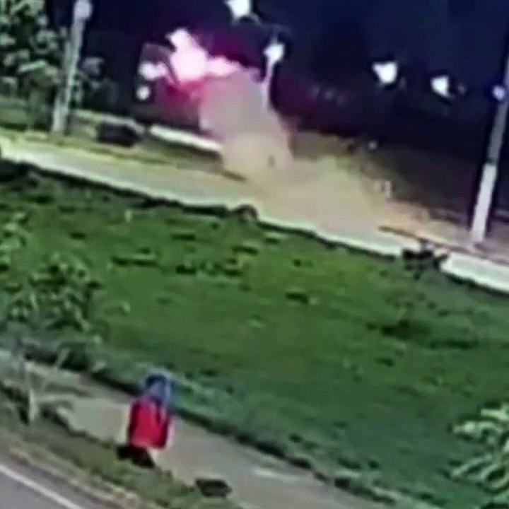 Vídeo mostra carro “voando” após bater em canteiro de avenida