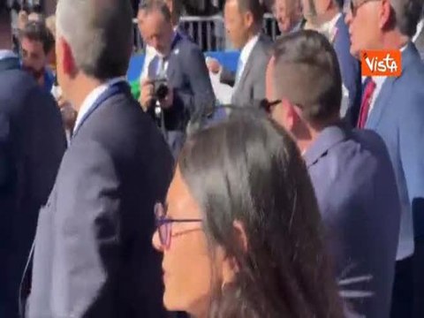 Vai Giorgia , applausi per Meloni alla parata del 2 Giugno. Lei saluta il pubblico con la mano