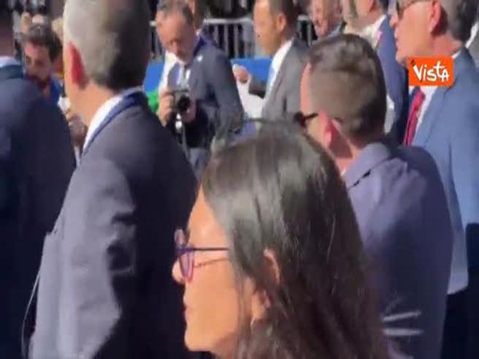 "Vai Giorgia", applausi per Meloni alla parata del 2 Giugno. Lei saluta il pubblico con la mano
