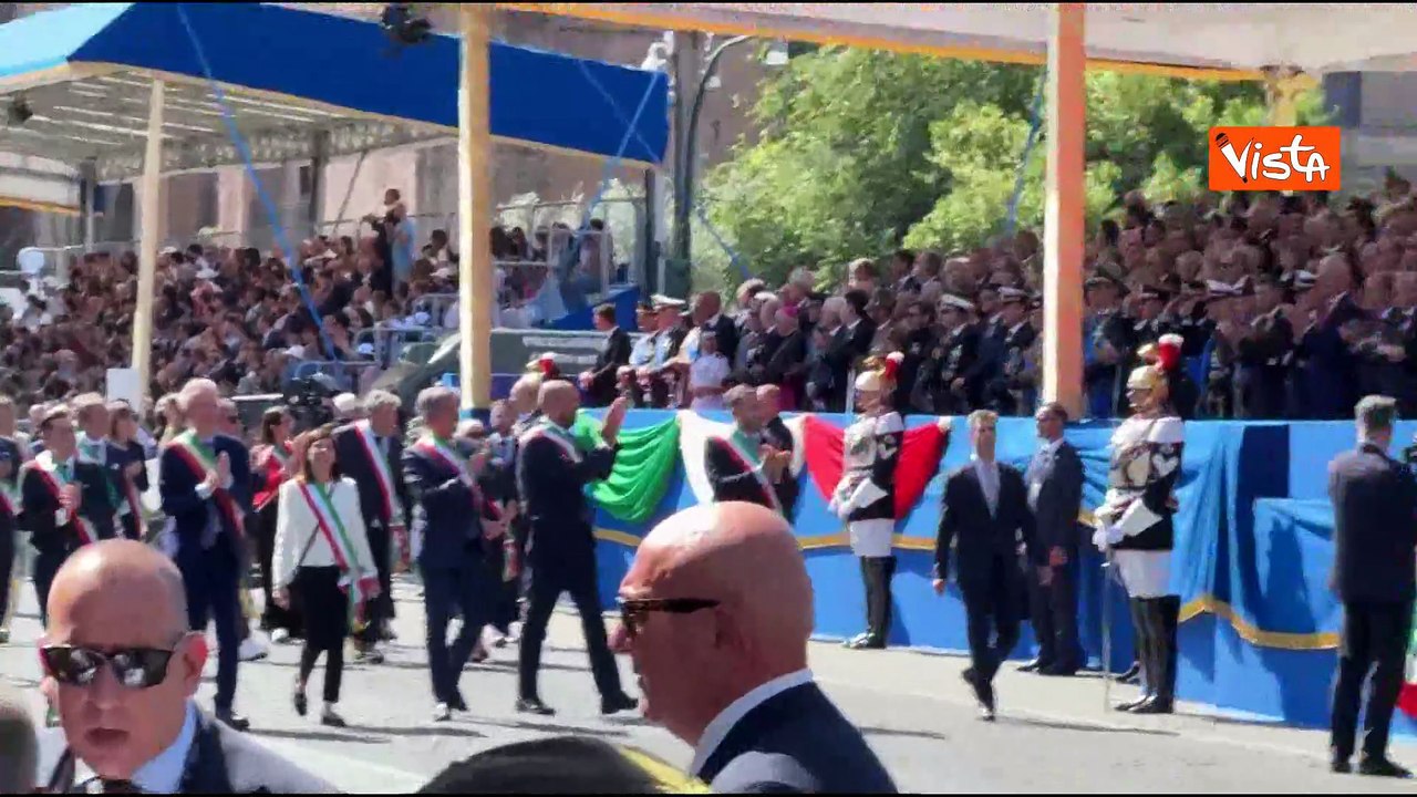2 Giugno, applausi al passaggio dei sindaci alla parata. Mattarella li saluta con la mano