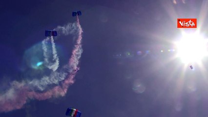 2 Giugno, i paracadutisti della "Folgore" atterrano alla parata con un tricolore gigante