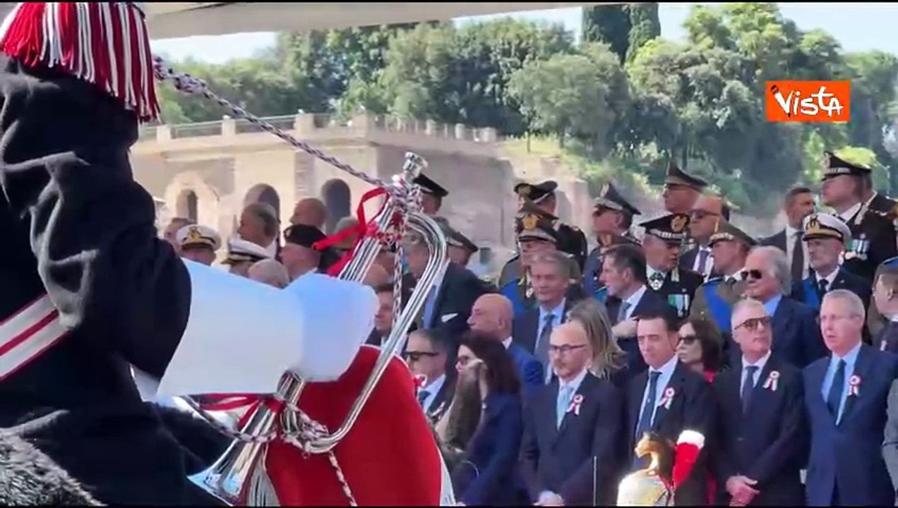 2 Giugno, la scorta dei Corazzieri a cavallo di Mattarella arriva ai Fori Imperiali per la parata