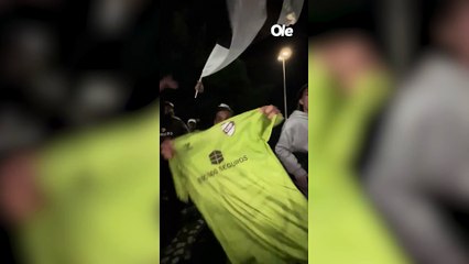 La gente de Platense se acercó a la puerta del estadio tras ganarle a Huracán