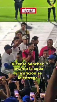 LO AMAN 💙Vicente Sánchez se acercó a las tribunas y le entregó la Concachampions a la afición de Cruz Azul