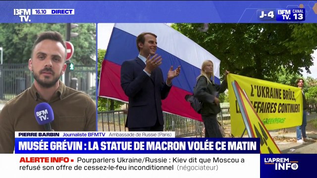 Musée Grévin: la statue d'Emmanuel Macron a été posée devant l'ambassade de Russie par des activistes de Greenpeace