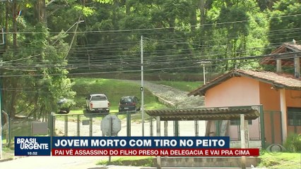 Jovem morto com tiro no peito: pai vê assassino do filho na delegacia e vai para cima