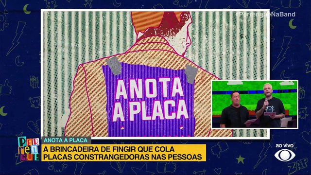 Anota a placa: colando placas constrangedoras nas pessoas da rua! | Perrengue na Band