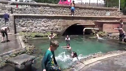 Sıcaktan bunalanlar süs havuzunu doldurdu