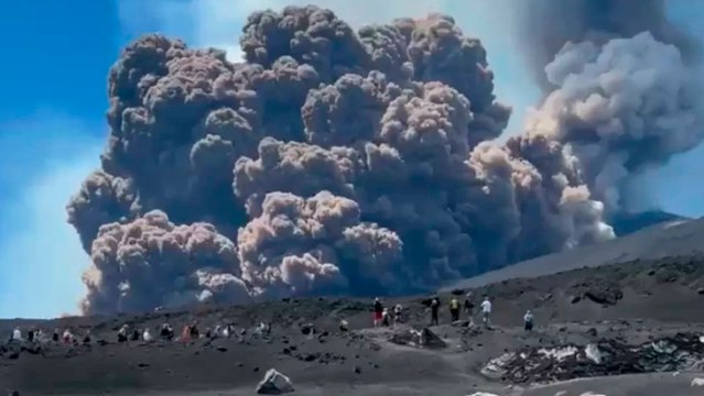 Italia: Volcán Etna hace erupción frente a turistas y así corren para salvar sus vidas