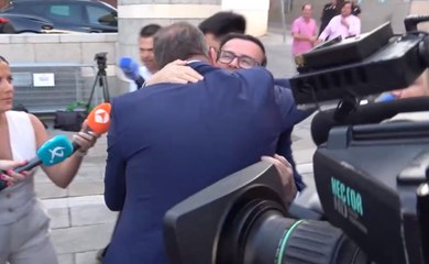 El afectuoso abrazo del alcalde de Mérida a Gallardo el día de su toma de posesión