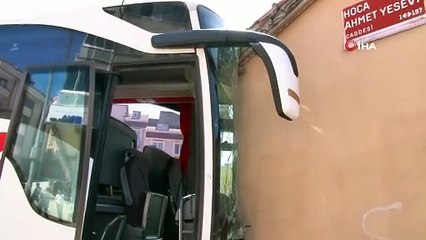 Freni boşalan yolcu otobüsü kayarak gecekonduya çarptı