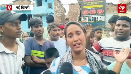 दिल्ली के वजीरपुर में रेलवे लाइन के पास बसी बस्तियों पर चला बुलडोजर, देखें वीडियो