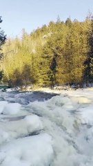 Maravilla Natural: Cascada Escondida en Les Laurentides, Canadá