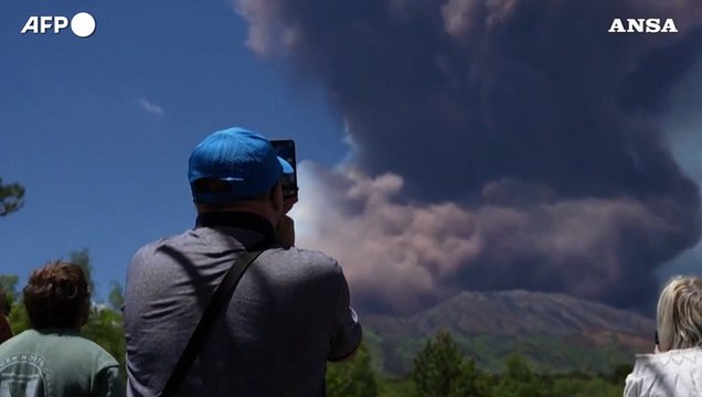 Etna, l'immensa colonna di fumo dal cratere di sud-est
