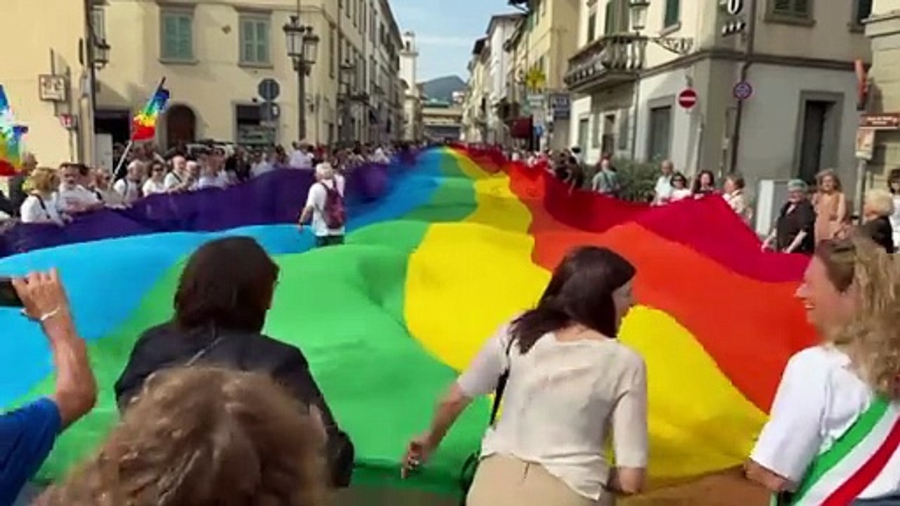 Prato, ecco la bandiera della pace pi? grande del mondo