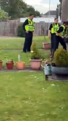 La police tente de casser une porte... c'est pas gagné