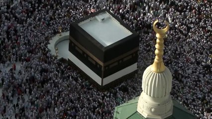 Los peregrinos se congregan en La Meca bajo el tórrido calor del desierto