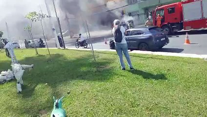 Carro pega fogo em via importante de Salvador e causa congestionamento: assista