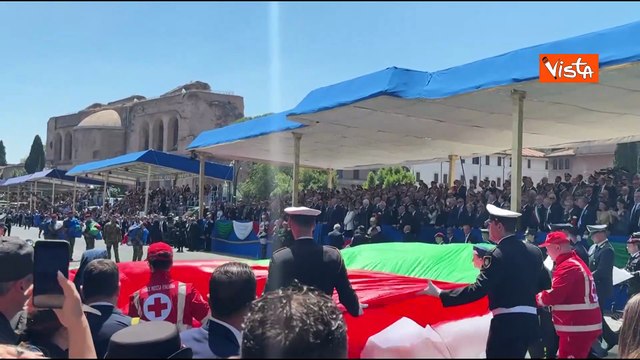 2 Giugno, gigantesca bandiera tricolore srotolata ai Fori Imperiali al termine della parata
