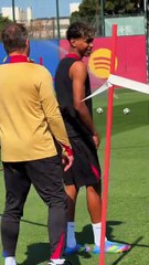Hansi Flick le enseña buenos modales a Lamine Yamal: le sube los pantalones en un entrenamiento