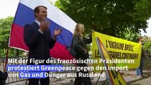 Umweltaktivisten klauen Macron-Wachsfigur