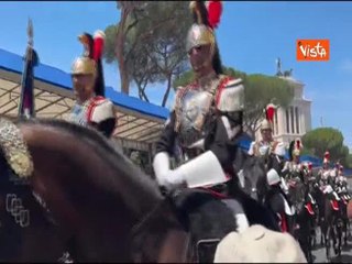 La mascotte Briciola insieme ai Corazzieri a cavallo alla parata del 2 Giugno