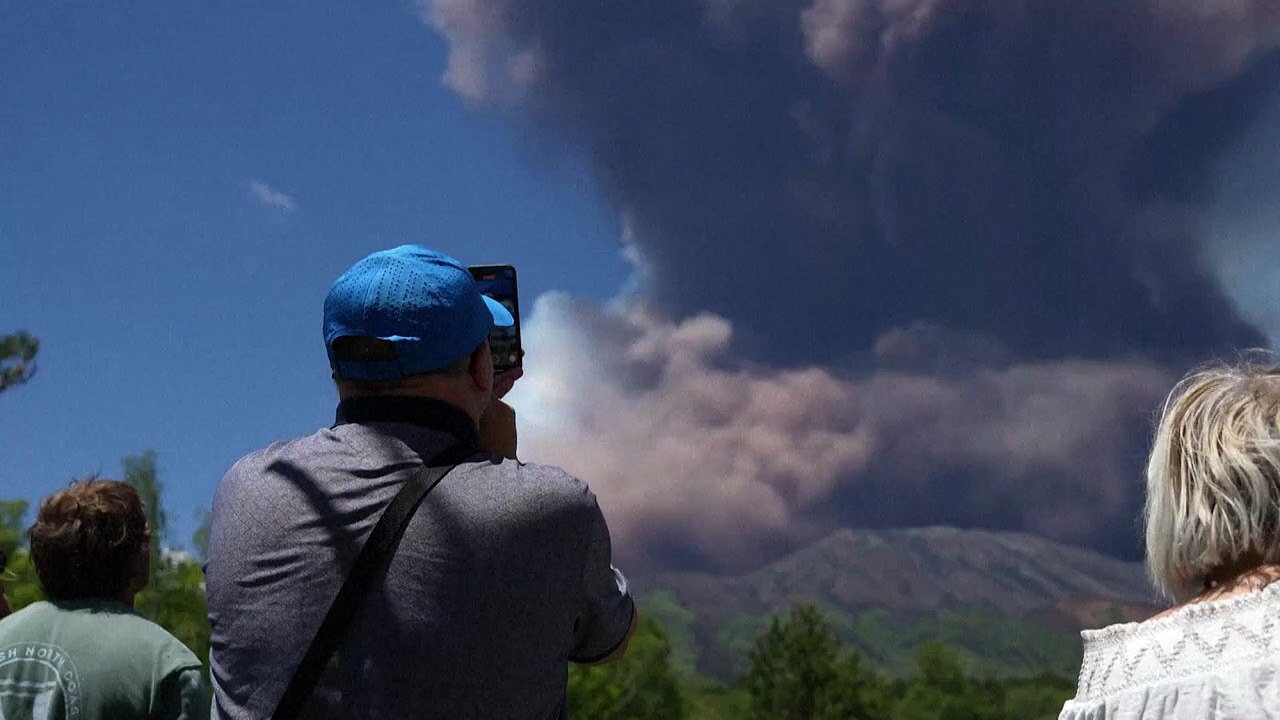 Monte Etna entra em erupção na Itália