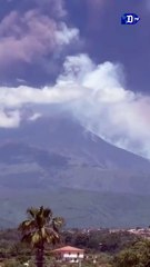 El volcán Etna arroja una enorme nube de cenizas, rocas y gases