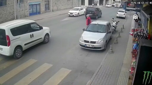 Motosikletin çarptığı yaşlı adam yaralandı